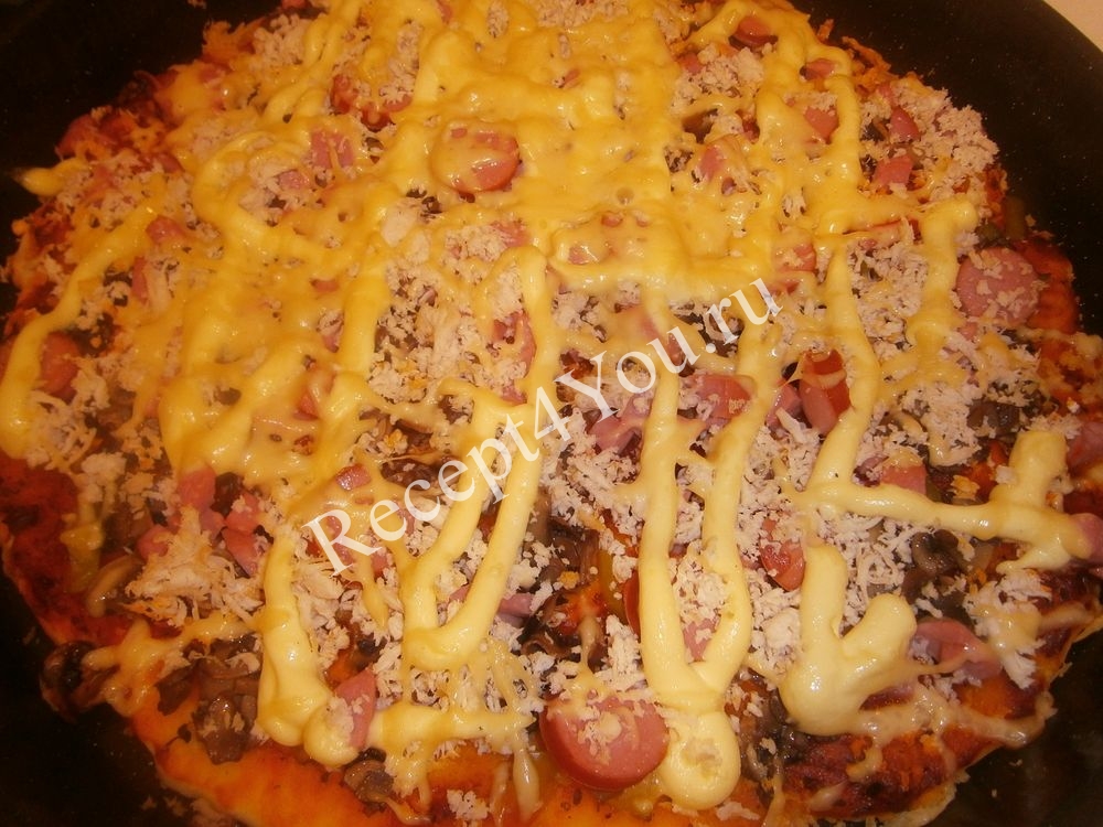 Пицца с грибами, колбасой и сыром